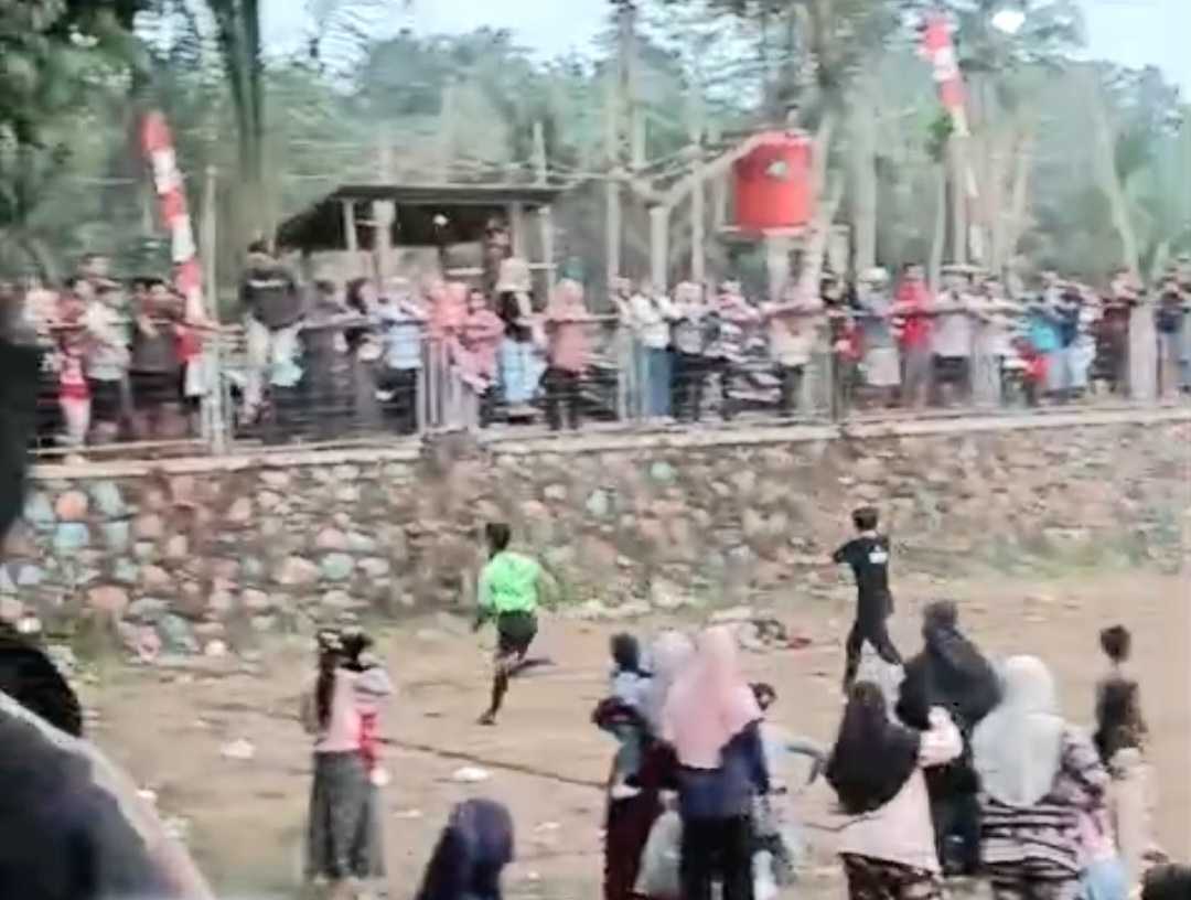 Wasit Dikejar dan Memanjat Pagar, Final Antar-RW di Cilongok Ricuh