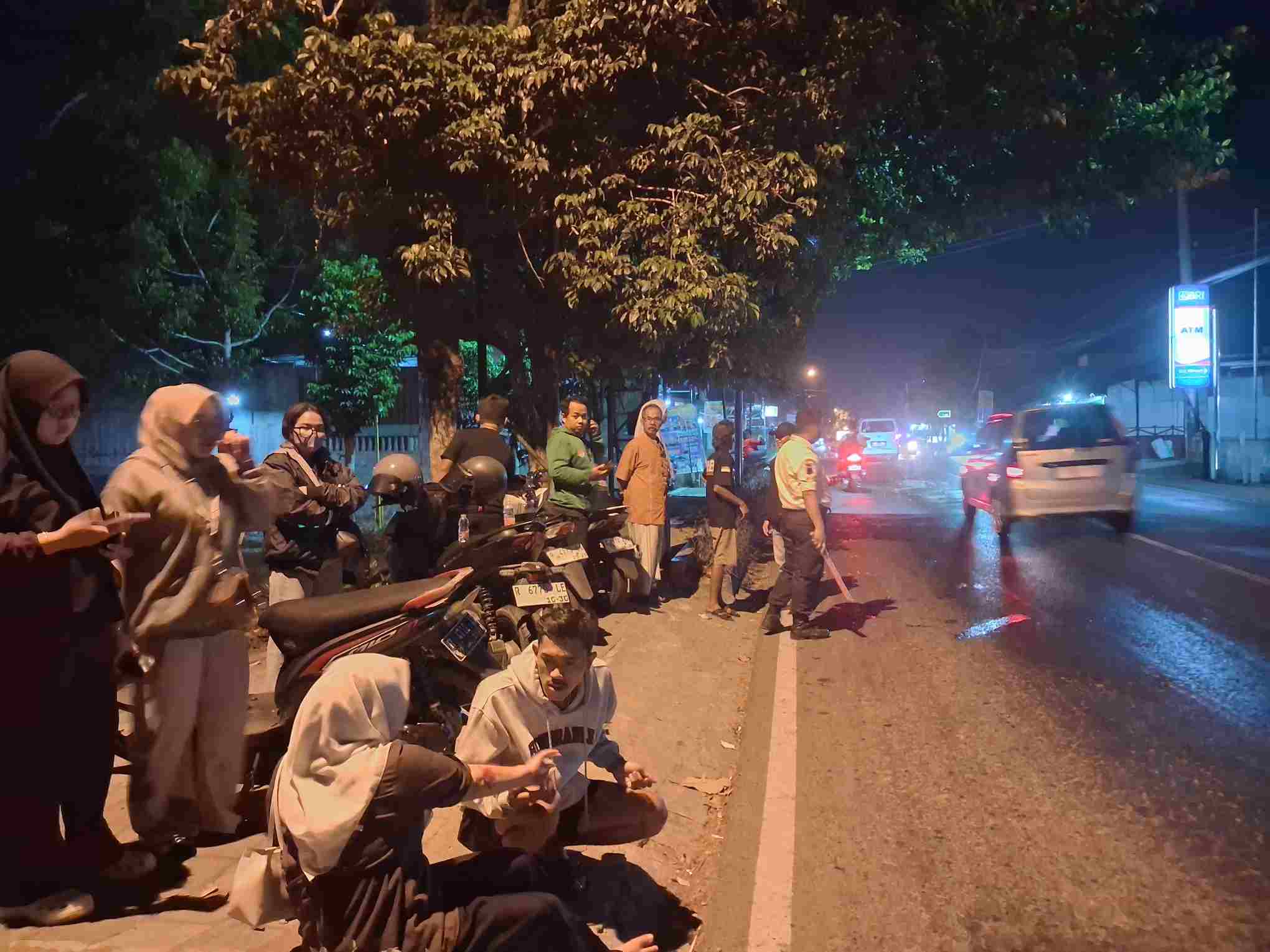 Tumpahan Solar di Jalan Raya Cilongok Picu Sejumlah Pengendara Motor Tergelincir