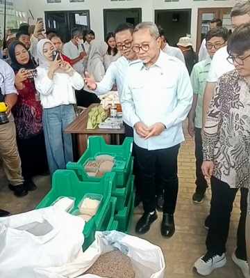 Kunjungi Banyumas, Menko Pangan Zulhas Apresiasi Inovasi Sulap Sampah Jadi Ubin dan Genteng Bernilai Ekonomi