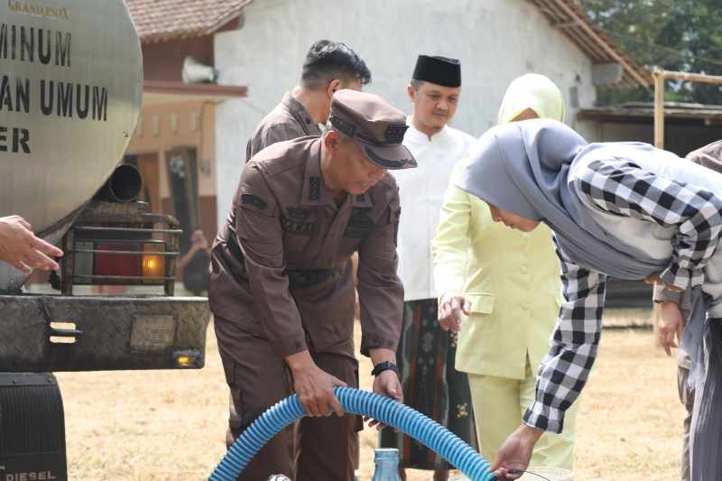 Kejari Purwokerto Salurkan 30.000 Liter Air Bersih ke Tiga Desa di Banyumas