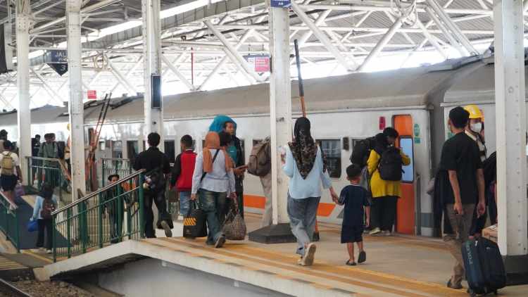 Bandara Soetta Tutup Akibat Abu Vulkanik, KAI Daop 5 Siapkan Dua KA Tambahan untuk Antarkan Pemudik ke Jakarta