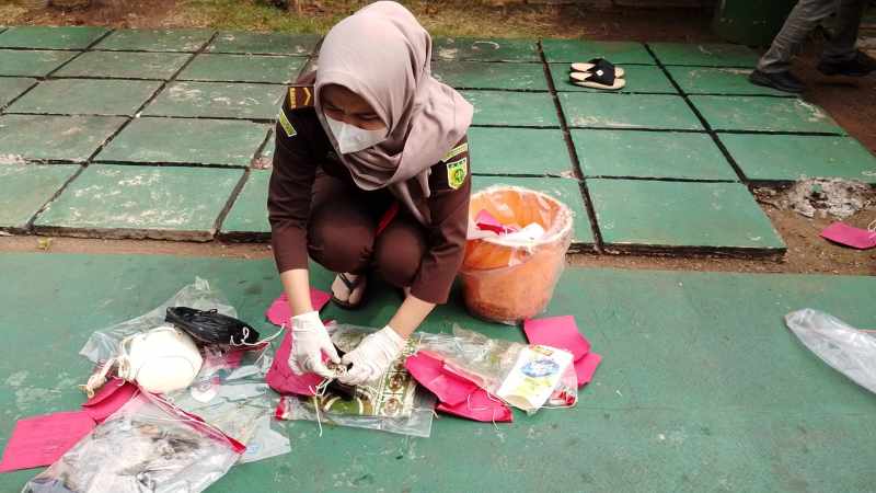 Tersangka Pembunuhan Patikraja Diserahkan ke Kejari Banyumas, Terancam Hukuman Mati