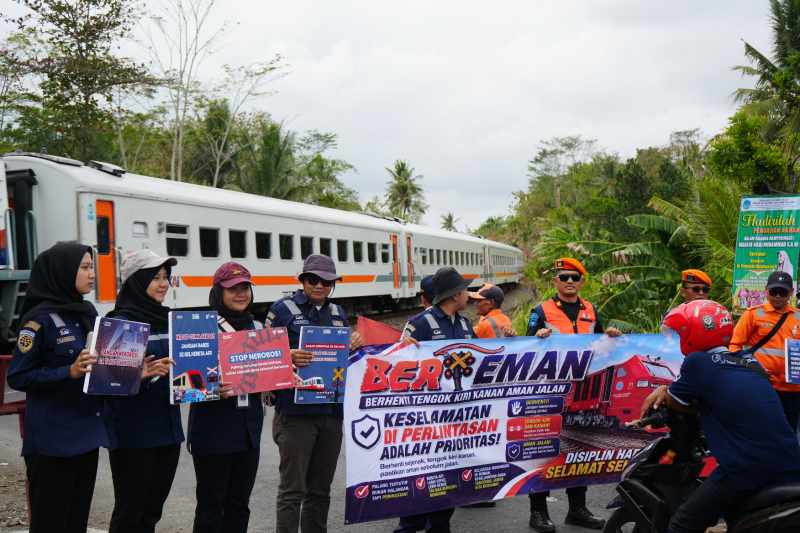 KAI Daop 5 dan Dishub Gelar Razia Edukasi di Perlintasan Banyumas-Cilacap, Ajak Masyarakat Utamakan Kereta