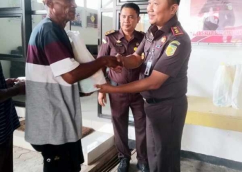 Kejari Banyumas Gelar Pasar Murah, Pengayuh Becak Dapat Kupon Bantuan Pangan