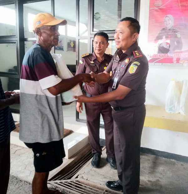 Kejari Banyumas Gelar Pasar Murah, Pengayuh Becak Dapat Kupon Bantuan Pangan