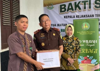 Kajati Jawa Tengah dan IAD Berbagi Sembako untuk 30 Anak Yatim Piatu di Purwokerto