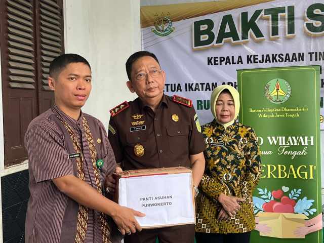 Kajati Jawa Tengah dan IAD Berbagi Sembako untuk 30 Anak Yatim Piatu di Purwokerto