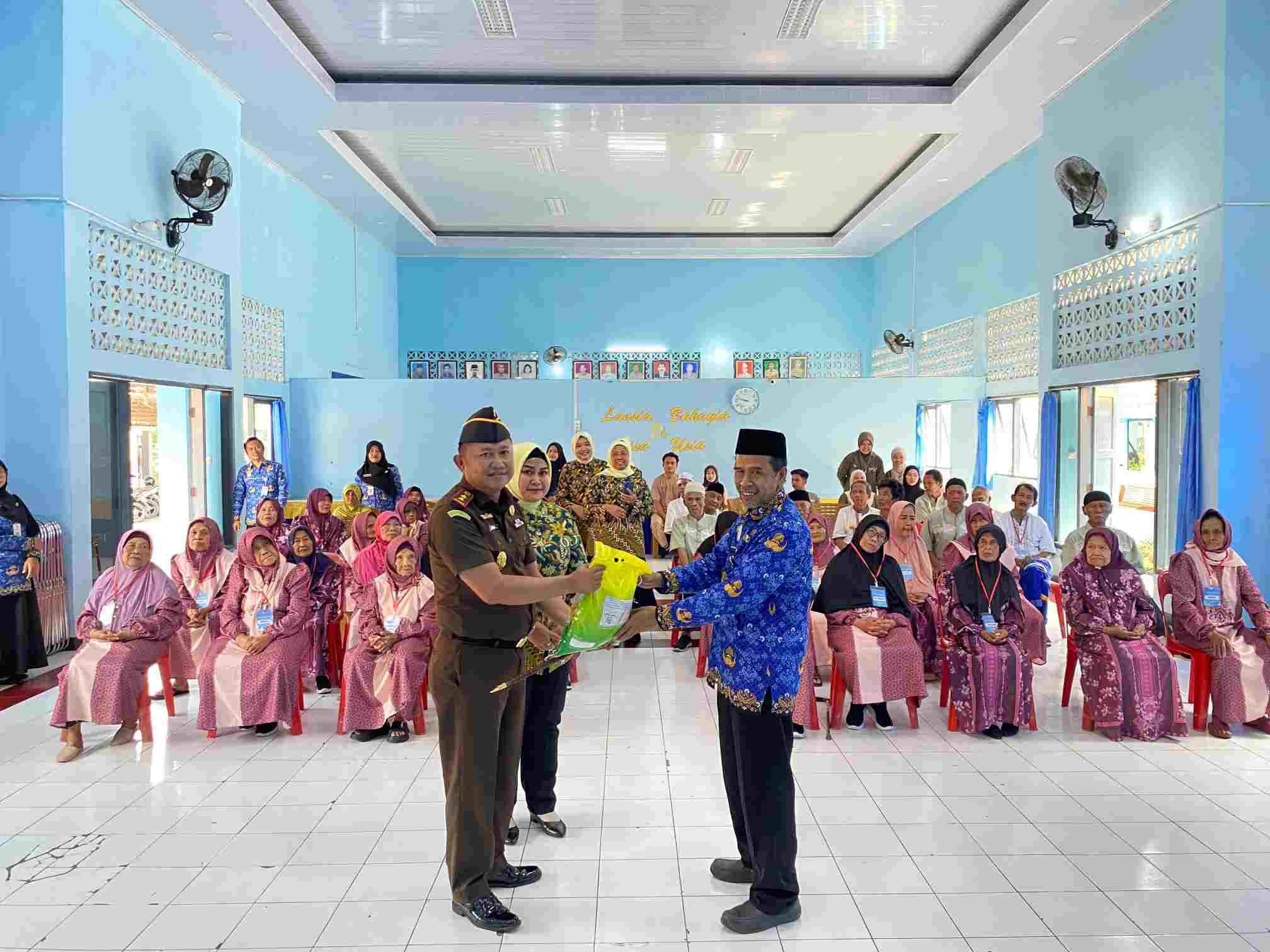 Hadir di Tengah Masyarakat, Kejari Banyumas dan IAD Gelar Bakti Sosial di RPS Sudagaran