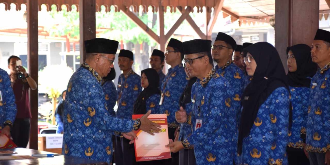 Bupati Sadewo Total Lantik 290 PNS, Minta Program dan Anggaran 2026 Dimaksimalkan