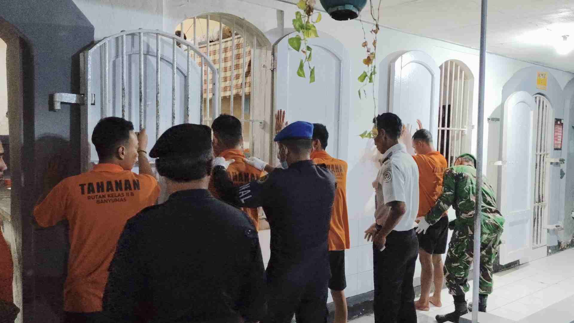 Rutan Banyumas Razia Gabungan dan Tes Urine, Pastikan Blok Hunian Bersih dari Narkoba dan Handphone