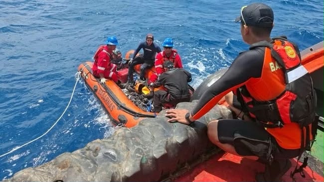 Basarnas Evakuasi Satu Korban KM Virgo Transport 8 di Laut Jawa