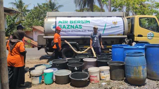 Baznas dan BPBD Banyumas Salurkan 26 Ribu Liter Air Bersih ke Empat Desa