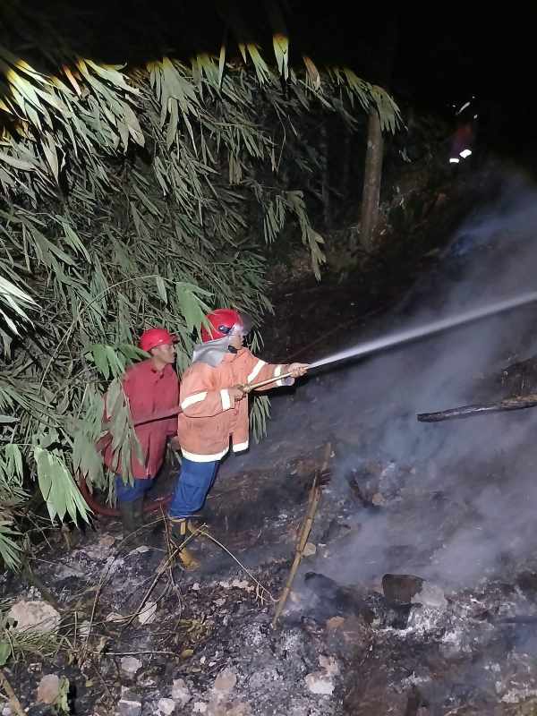 Kebakaran Limbah Triplek di Batuanten Cilongok, Petugas Damkar Banyumas Butuh 1,5 Jam Padamkan Api