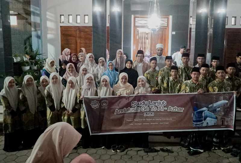 Gus Anam Lepas 20 Santri Andalusia ke Al-Azhar Mesir, Pesan: Belajarlah Merantau