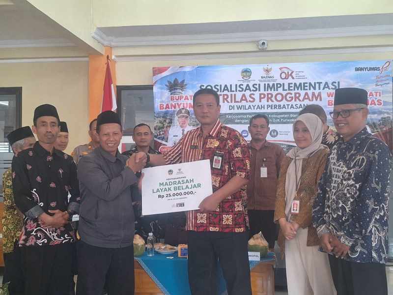 BAZNAS, OJK, dan Kesbangpol Banyumas Sinergi Salurkan Bantuan Produktif dan Edukasi Keuangan