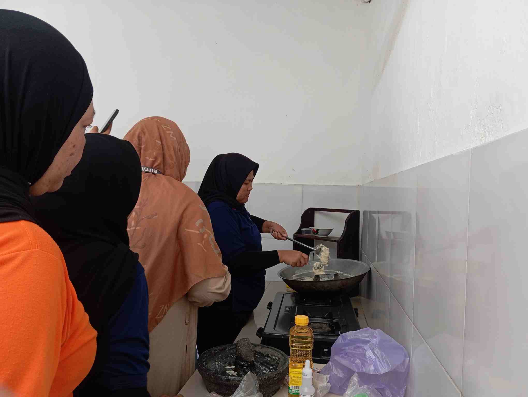 Rutan Banyumas Latih Warga Binaan Wanita Bikin Pempek Tenggiri