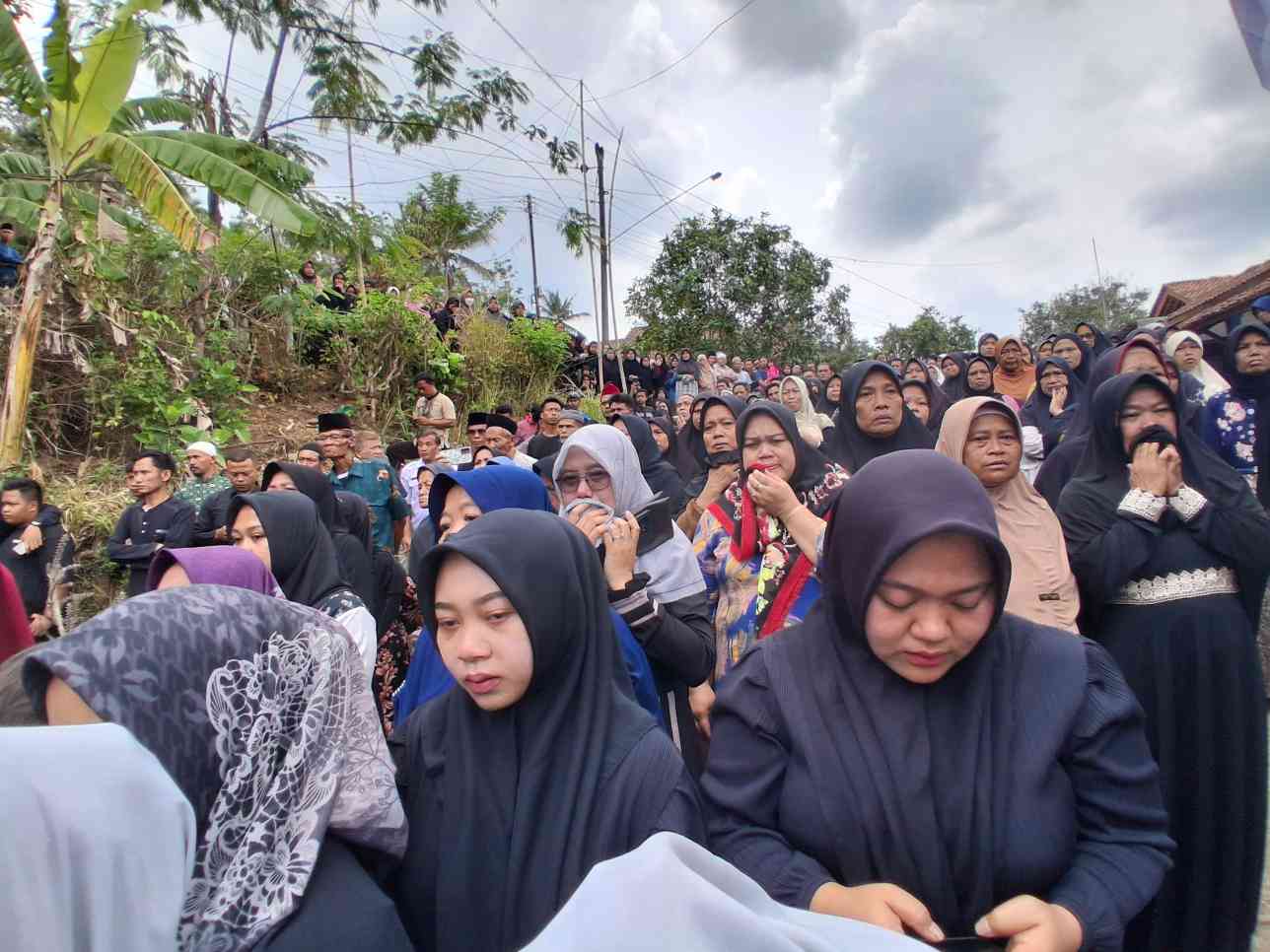 Ribuan Warga Iringi Kedatangan Jenazah Anto, Korban KM Virgo Transport 8