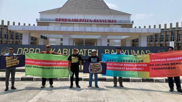Ananto Widagdo Bacakan Surat Terbuka ke Presiden di Depan Kantor DPRD Banyumas, Soroti Aset Kebondalem Rp306 Miliar