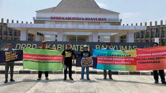 Ananto Widagdo Bacakan Surat Terbuka ke Presiden di Depan Kantor DPRD Banyumas, Soroti Aset Kebondalem Rp306 Miliar