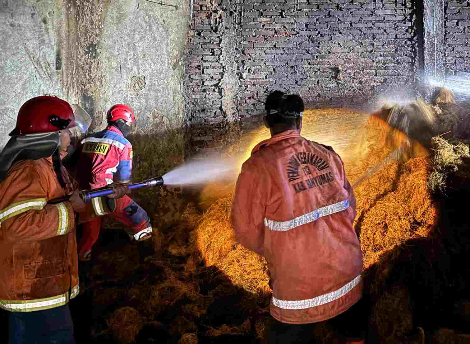 Dini Hari, Pabrik Cocofiber di Dawuhan Wetan Kedungbanteng Dilalap Api