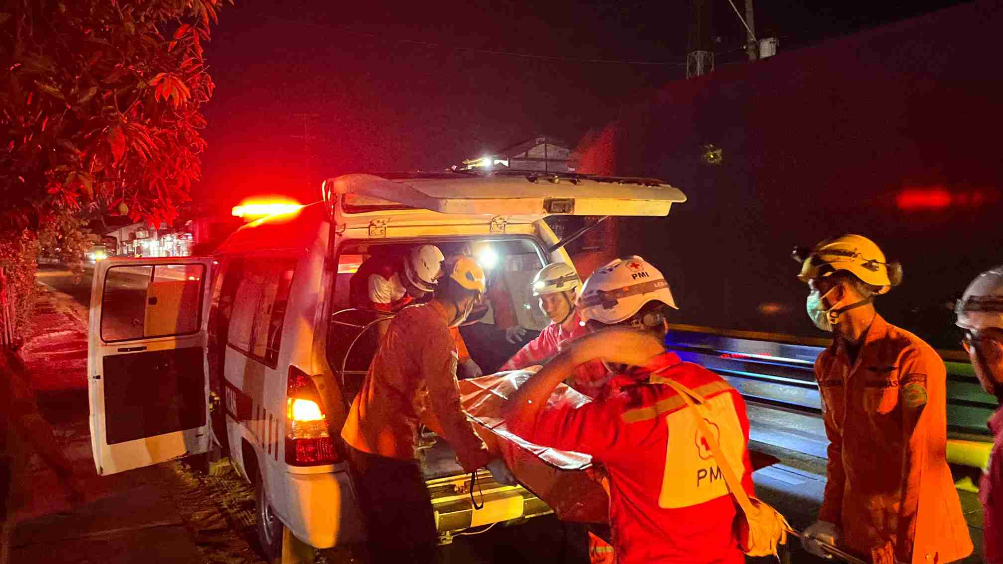 Tim SAR Gabungan Evakuasi Jenazah Satu ABK KMN Barokah Anak Mas 03 di Dermaga Kluwut