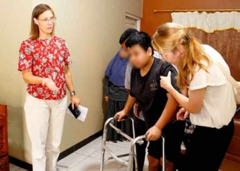Setahun Tak Bisa Berjalan, Pasien Hemofilia B di Punggelan Dijenguk Tim Hemofilia RSUD Banyumas dan Belanda