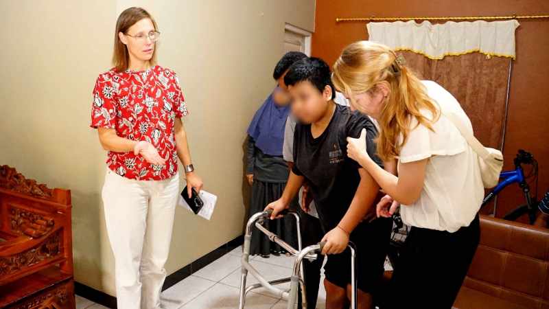 Setahun Tak Bisa Berjalan, Pasien Hemofilia B di Punggelan Dijenguk Tim Hemofilia RSUD Banyumas dan Belanda