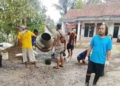 Capek Berharap ke Pemkab Banyumas, Warga Kalikesur Patungan Perbaiki Jalan