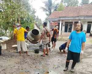 Capek Berharap ke Pemkab Banyumas, Warga Kalikesur Patungan Perbaiki Jalan