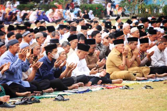 Ratusan Warga Banyumas Salat Istisqa di Alun-Alun, Minta Hujan Segera Turun