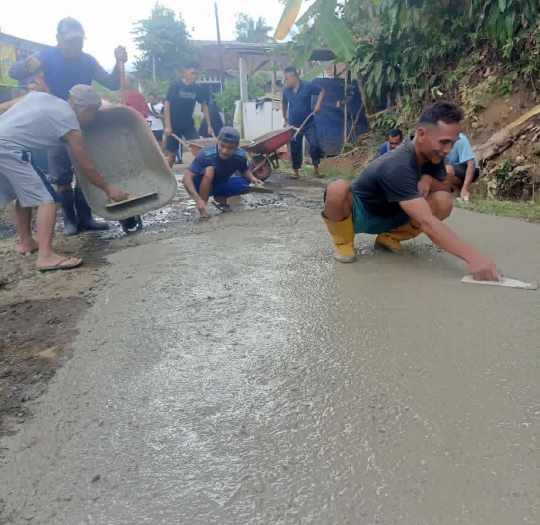 Warga Kalikesur Perbaiki Jalan Rusak Secara Swadaya, DPU: Sudah Diprogramkan