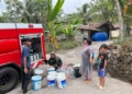 Yonif TP 438 Satria Arsayuda Droping Air Bersih ke Wilayah Purbalingga Terdampak Kekeringan
