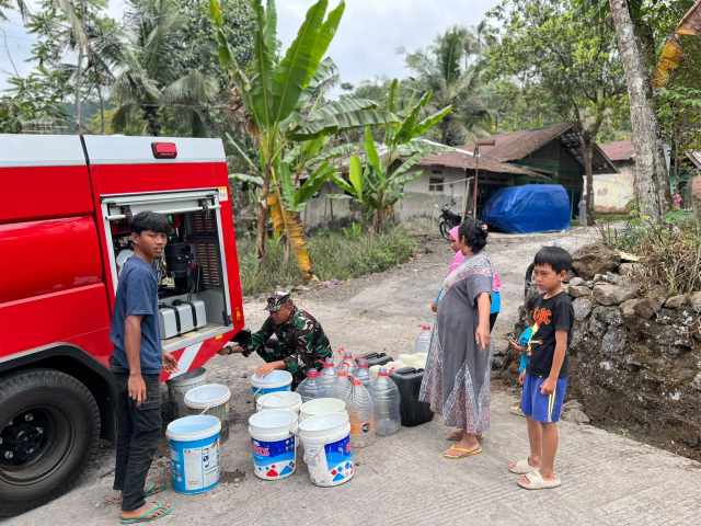 Yonif TP 438 Satria Arsayuda Droping Air Bersih ke Wilayah Purbalingga Terdampak Kekeringan