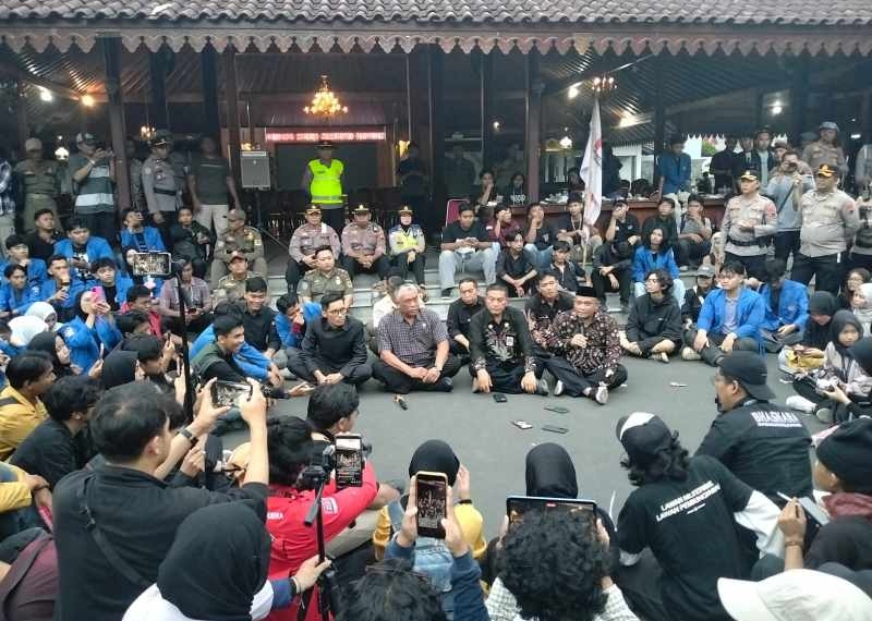 Aksi Mahasiswa di Pendopo Si Panji Berakhir Deadlock, Tuntutan Evaluasi Pemerintah Tak Temui Titik Temu