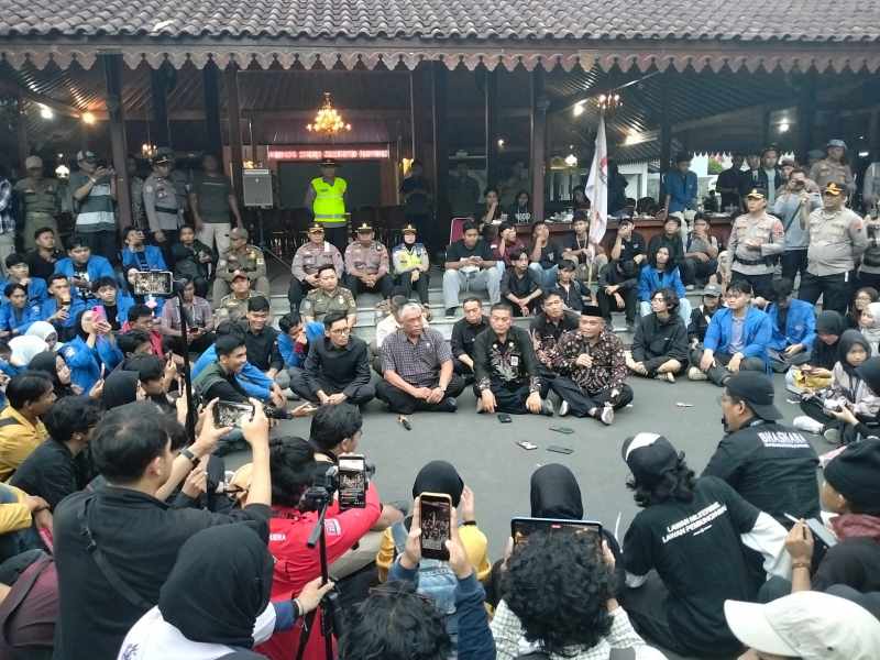 Aksi Mahasiswa di Pendopo Si Panji Berakhir Deadlock, Tuntutan Evaluasi Pemerintah Tak Temui Titik Temu