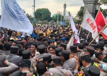 Mahasiswa Banyumas Luapkan Kekecewaan di Dua Tahun Prabowo-Gibran, Aksi Saling Dorong Tak Terhindarkan