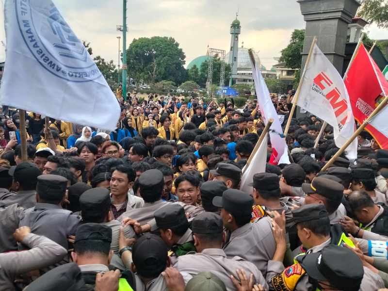 Mahasiswa Banyumas Luapkan Kekecewaan di Dua Tahun Prabowo-Gibran, Aksi Saling Dorong Tak Terhindarkan