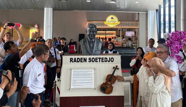 KAI Daop 5 Resmikan Patung R. Soetedjo di Stasiun Purwokerto, Bentuk Apresiasi atas Karya Lagu “Di Tepinya Sungai Serayu”