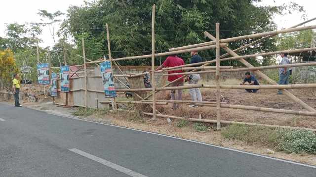 10 Tahun Tak Dibayar, Akses Green Cluster Silado Banyumas Ditutup Bambu dan Kayu