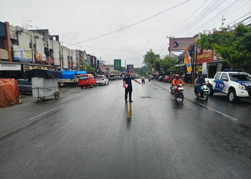Pelajar 17 Tahun Luka Berat dalam Kecelakaan Motor vs Truk di Karanglewas