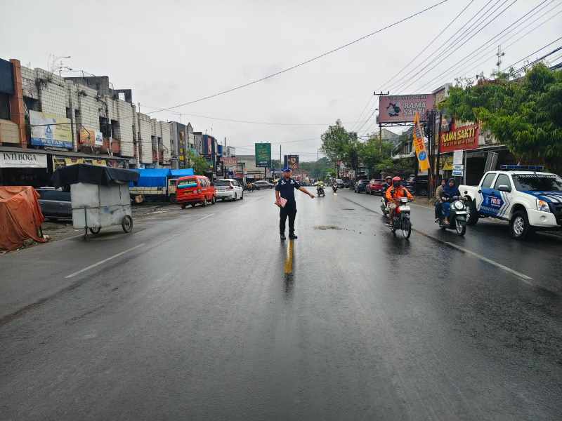 Pelajar 17 Tahun Luka Berat dalam Kecelakaan Motor vs Truk di Karanglewas