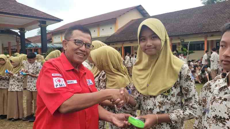 Bulan Dana PMI, 26 Siswa SMPN 1 Baturraden Dapat Kacamata Gratis