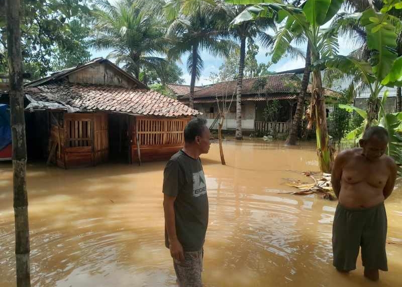 Sungai Gandu dan Berem Meluap, 12 Rumah di Wangon Banyumas Terendam Banjir, Dinding Rumah Warga Ambrol