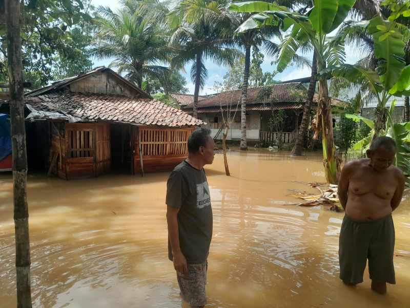 Sungai Gandu dan Berem Meluap, 12 Rumah di Wangon Banyumas Terendam Banjir, Dinding Rumah Warga Ambrol