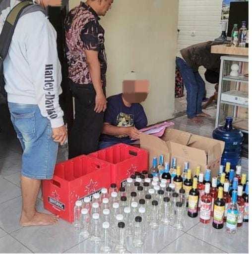 Satresnarkoba Polresta Banyumas Amankan 59 Liter Miras Ilegal di Sokaraja, Pemilik Warung Diamankan